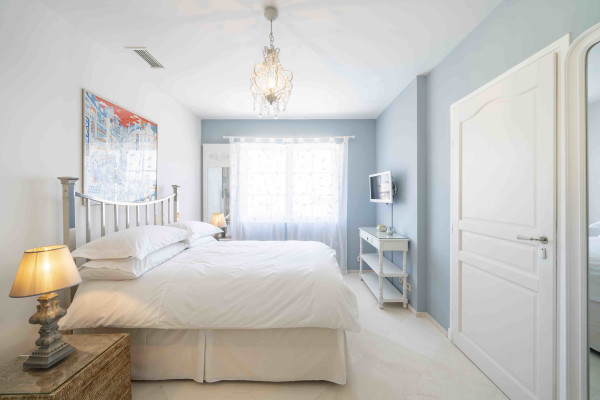 villa in Antibes : Rent beautiful 4 bedroom villa situated in a quiet residential area in Antibes - Photo 29