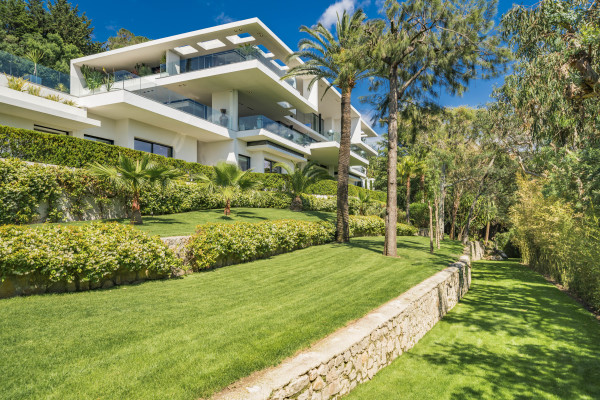 villa in Cannes : Rent one of Cannes most stunning Villas, Ultra Modern 8 bedroom mansion in the hills of Cannes close to the Croisette and the beaches - Photo 50