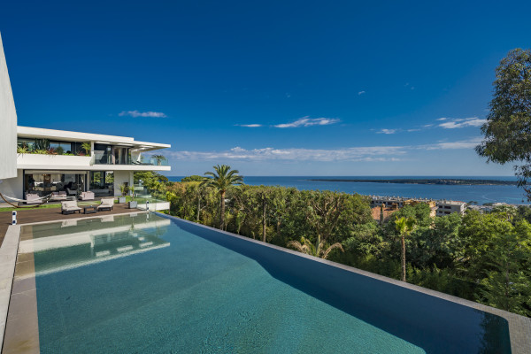 villa in Cannes : Rent one of Cannes most stunning Villas, Ultra Modern 8 bedroom mansion in the hills of Cannes close to the Croisette and the beaches - Photo 54