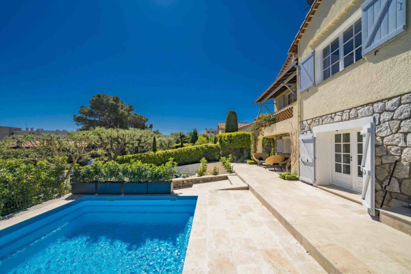 villa in Antibes : Rent beautiful 4 bedroom villa situated in a quiet residential area in Antibes - Photo 4