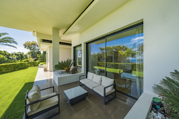 villa in Cannes : Rent one of Cannes most stunning Villas, Ultra Modern 8 bedroom mansion in the hills of Cannes close to the Croisette and the beaches - Photo 31