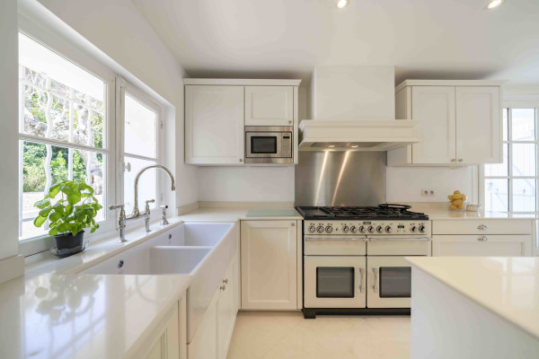 villa in Antibes : Rent beautiful 4 bedroom villa situated in a quiet residential area in Antibes - Photo 11