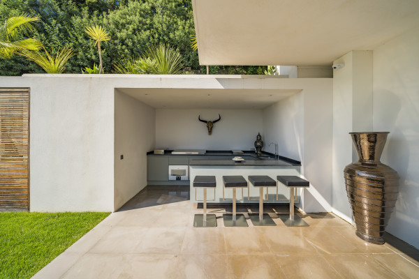 villa in Cannes : Rent one of Cannes most stunning Villas, Ultra Modern 8 bedroom mansion in the hills of Cannes close to the Croisette and the beaches - Photo 52