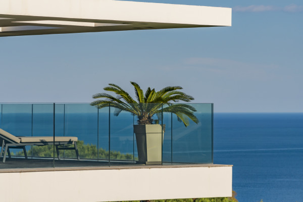 villa in Cannes : Rent one of Cannes most stunning Villas, Ultra Modern 8 bedroom mansion in the hills of Cannes close to the Croisette and the beaches - Photo 4