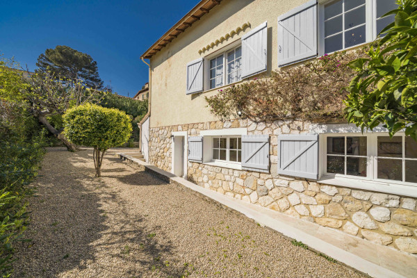 villa in Antibes : Rent beautiful 4 bedroom villa situated in a quiet residential area in Antibes - Photo 35