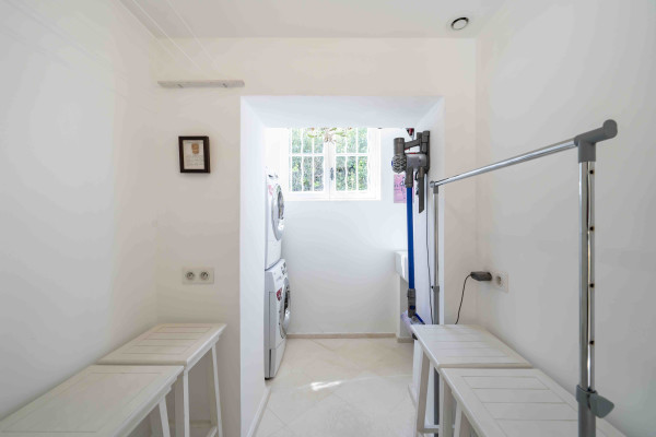 villa in Antibes : Rent beautiful 4 bedroom villa situated in a quiet residential area in Antibes - Photo 16