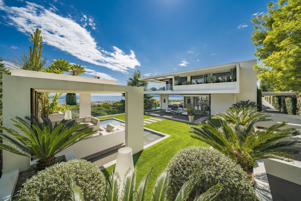 villa in Cannes : Rent one of Cannes most stunning Villas, Ultra Modern 8 bedroom mansion in the hills of Cannes close to the Croisette and the beaches - Photo 10