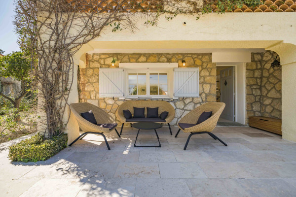 villa in Antibes : Rent beautiful 4 bedroom villa situated in a quiet residential area in Antibes - Photo 34