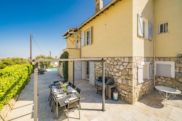 villa in Antibes : Rent beautiful 4 bedroom villa situated in a quiet residential area in Antibes - Photo 36