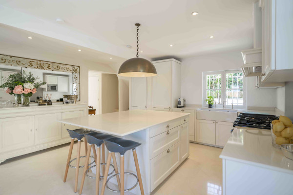 villa in Antibes : Rent beautiful 4 bedroom villa situated in a quiet residential area in Antibes - Photo 7