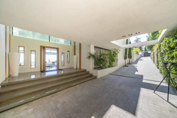 villa in Cannes : Rent one of Cannes most stunning Villas, Ultra Modern 8 bedroom mansion in the hills of Cannes close to the Croisette and the beaches - Photo 5