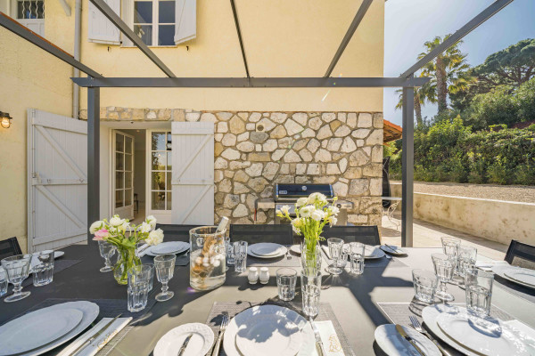 villa in Antibes : Rent beautiful 4 bedroom villa situated in a quiet residential area in Antibes - Photo 37