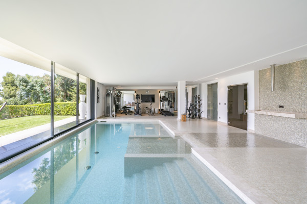 villa in Cannes : Rent one of Cannes most stunning Villas, Ultra Modern 8 bedroom mansion in the hills of Cannes close to the Croisette and the beaches - Photo 47
