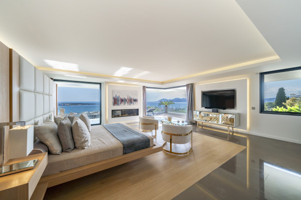villa in Cannes : Rent one of Cannes most stunning Villas, Ultra Modern 8 bedroom mansion in the hills of Cannes close to the Croisette and the beaches - Photo 24