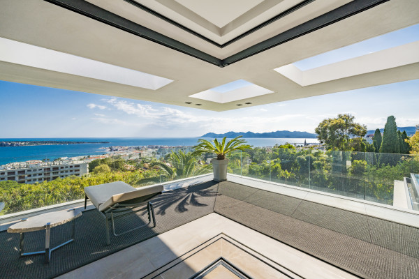 villa in Cannes : Rent one of Cannes most stunning Villas, Ultra Modern 8 bedroom mansion in the hills of Cannes close to the Croisette and the beaches - Photo 3