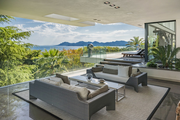 villa in Cannes : Rent one of Cannes most stunning Villas, Ultra Modern 8 bedroom mansion in the hills of Cannes close to the Croisette and the beaches - Photo 29