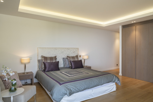 villa in Cannes : Rent one of Cannes most stunning Villas, Ultra Modern 8 bedroom mansion in the hills of Cannes close to the Croisette and the beaches - Photo 39