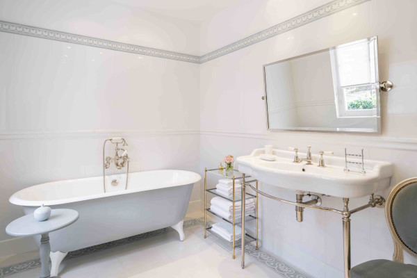 villa in Antibes : Rent beautiful 4 bedroom villa situated in a quiet residential area in Antibes - Photo 22