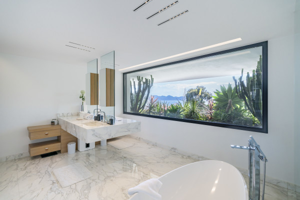 villa in Cannes : Rent one of Cannes most stunning Villas, Ultra Modern 8 bedroom mansion in the hills of Cannes close to the Croisette and the beaches - Photo 25