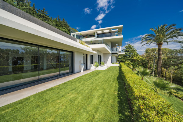 villa in Cannes : Rent one of Cannes most stunning Villas, Ultra Modern 8 bedroom mansion in the hills of Cannes close to the Croisette and the beaches - Photo 13