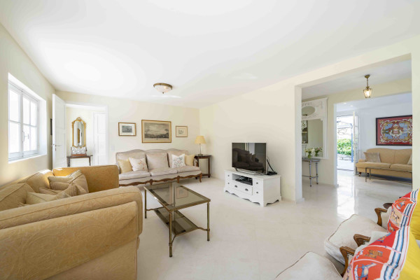 villa in Antibes : Rent beautiful 4 bedroom villa situated in a quiet residential area in Antibes - Photo 15