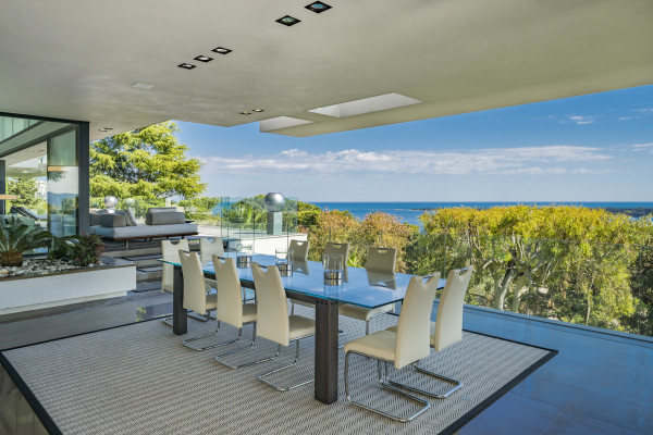 villa in Cannes : Rent one of Cannes most stunning Villas, Ultra Modern 8 bedroom mansion in the hills of Cannes close to the Croisette and the beaches - Photo 14