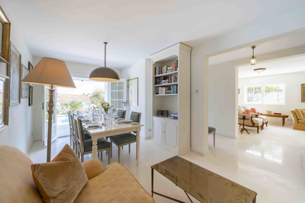 villa in Antibes : Rent beautiful 4 bedroom villa situated in a quiet residential area in Antibes - Photo 12
