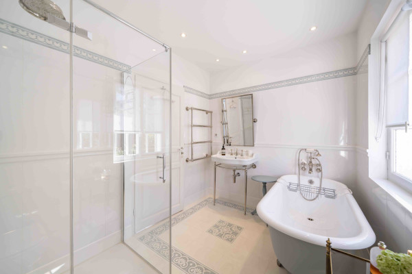 villa in Antibes : Rent beautiful 4 bedroom villa situated in a quiet residential area in Antibes - Photo 20