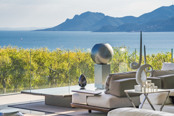 villa in Cannes : Rent one of Cannes most stunning Villas, Ultra Modern 8 bedroom mansion in the hills of Cannes close to the Croisette and the beaches - Photo 33