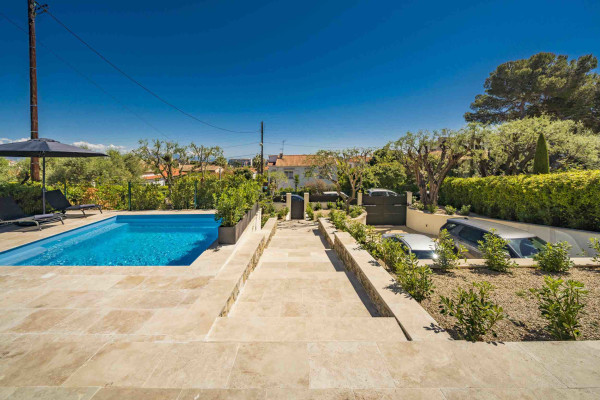 villa in Antibes : Rent beautiful 4 bedroom villa situated in a quiet residential area in Antibes - Photo 3