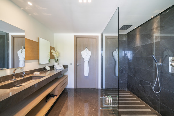 villa in Cannes : Rent one of Cannes most stunning Villas, Ultra Modern 8 bedroom mansion in the hills of Cannes close to the Croisette and the beaches - Photo 40