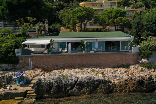 villa in Roquebrune-Cap-Martin : Rent a 4-bedroom stunning waterfront property in Roquebrune Cap Martin. - Photo 1