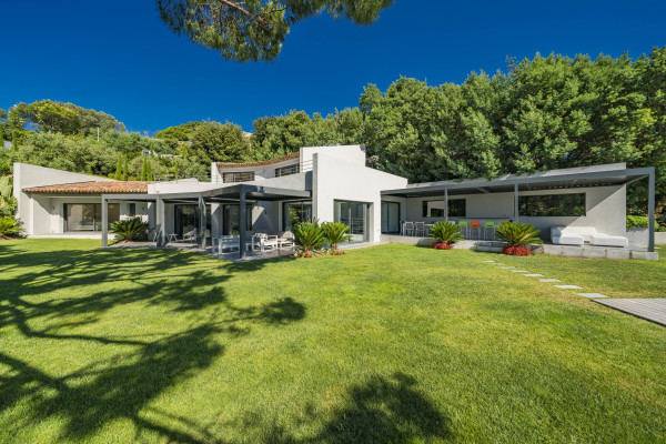 villa in Cannes : Rent brand new villa with amazing sea views and infinity swimming pool  in Cannes - Photo 2