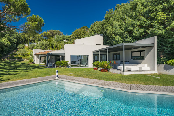 villa in Cannes : Rent brand new villa with amazing sea views and infinity swimming pool  in Cannes - Photo 1