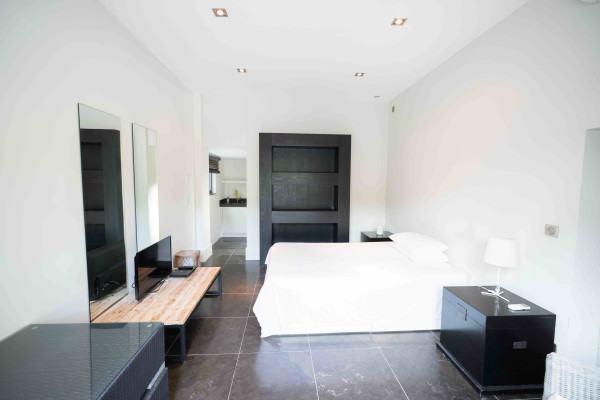 villa in Mougins : Rent wonderful 5 bedroom villa located in a prestigious domaine in Mougins - Photo 36