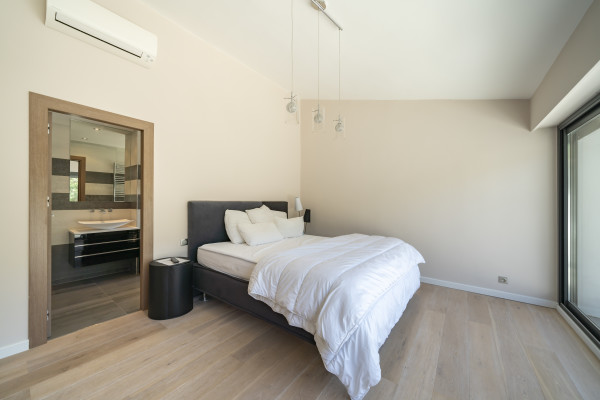 villa in Cannes : Rent brand new villa with amazing sea views and infinity swimming pool  in Cannes - Photo 21