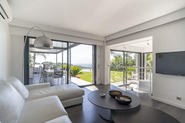 villa in Cannes : Rent brand new villa with amazing sea views and infinity swimming pool  in Cannes - Photo 7