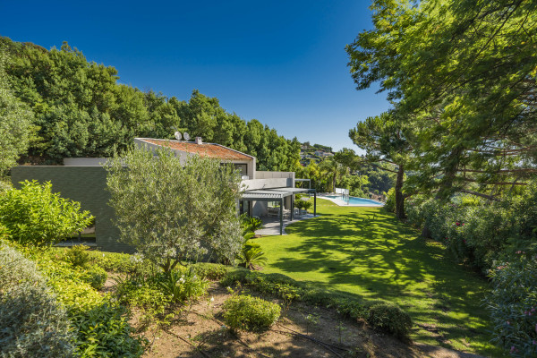 villa in Cannes : Rent brand new villa with amazing sea views and infinity swimming pool  in Cannes - Photo 33