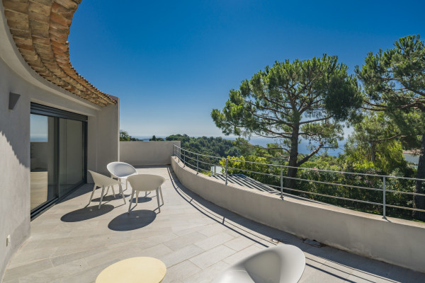 villa in Cannes : Rent brand new villa with amazing sea views and infinity swimming pool  in Cannes - Photo 22