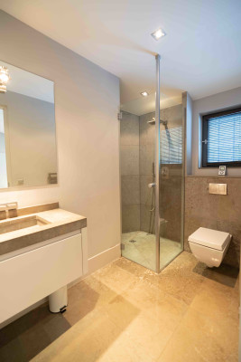 villa in Mougins : Rent wonderful 5 bedroom villa located in a prestigious domaine in Mougins - Photo 21