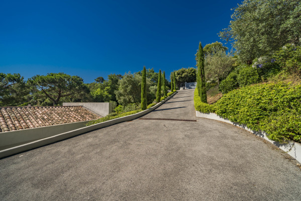 villa in Cannes : Rent brand new villa with amazing sea views and infinity swimming pool  in Cannes - Photo 36