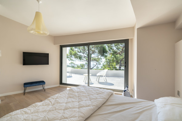 villa in Cannes : Rent brand new villa with amazing sea views and infinity swimming pool  in Cannes - Photo 17