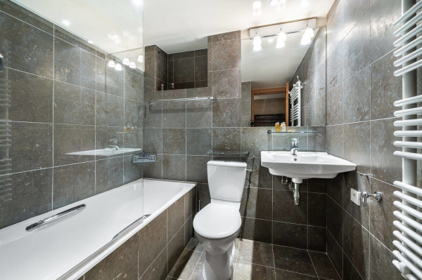 villa in Courchevel : Rent this Chalet in Jardin Alpin - Photo 12