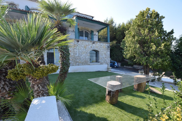 villa in Cannes : Rent gorgeous 7-bedroom villa with sea view in the heights of Cannes - Photo 2