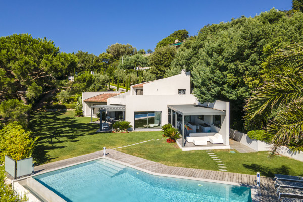 villa in Cannes : Rent brand new villa with amazing sea views and infinity swimming pool  in Cannes - Photo 28