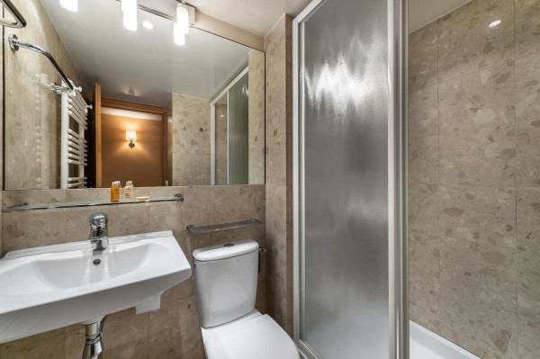 villa in Courchevel : Rent this Chalet in Jardin Alpin - Photo 15