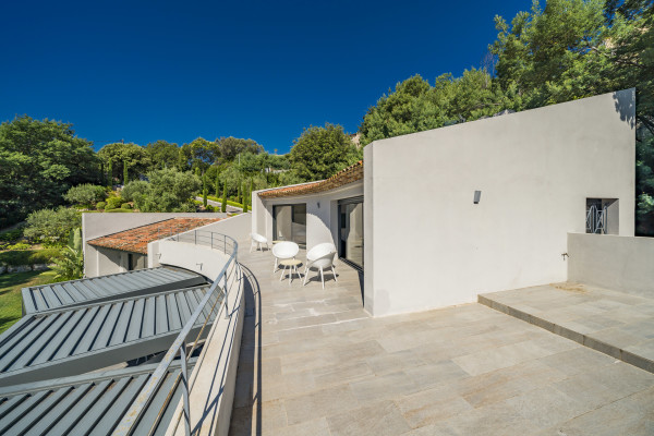 villa in Cannes : Rent brand new villa with amazing sea views and infinity swimming pool  in Cannes - Photo 40