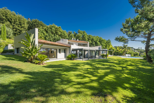 villa in Cannes : Rent brand new villa with amazing sea views and infinity swimming pool  in Cannes - Photo 32
