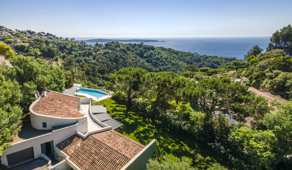 villa in Cannes : Rent brand new villa with amazing sea views and infinity swimming pool  in Cannes - Photo 31