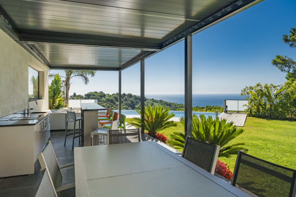 villa in Cannes : Rent brand new villa with amazing sea views and infinity swimming pool  in Cannes - Photo 4